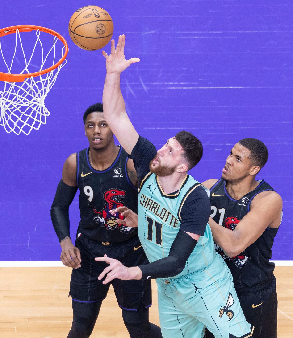 LOL竞猜官网 -包含多伦多猛龙训练开放日，加时末段门线救险引观众欢呼，NBA季后赛在即，身体对抗强度拉满的词条