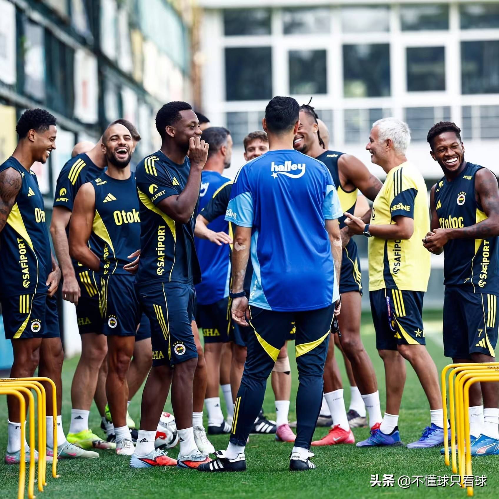 电竞博彩平台 -本菲卡训练开放日，转会期外线爆发引欢呼，欧联在即，团队化学反应显著 
